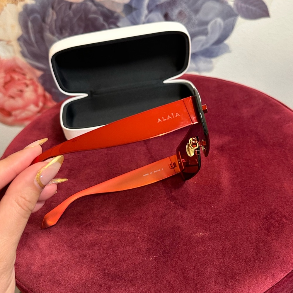 ALAIA Rectangular Sunglasses in Red metallic metal mirror designed - Picture 10 of 12